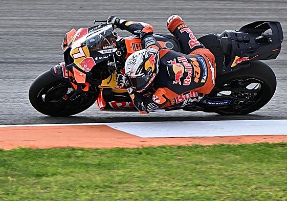 Pedro Acosta, con su KTM en los entrenamientos del Circuit Ricardo Tormo.