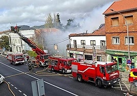 Bomberos trabajan en el lugar del incendio en San Rafael.
