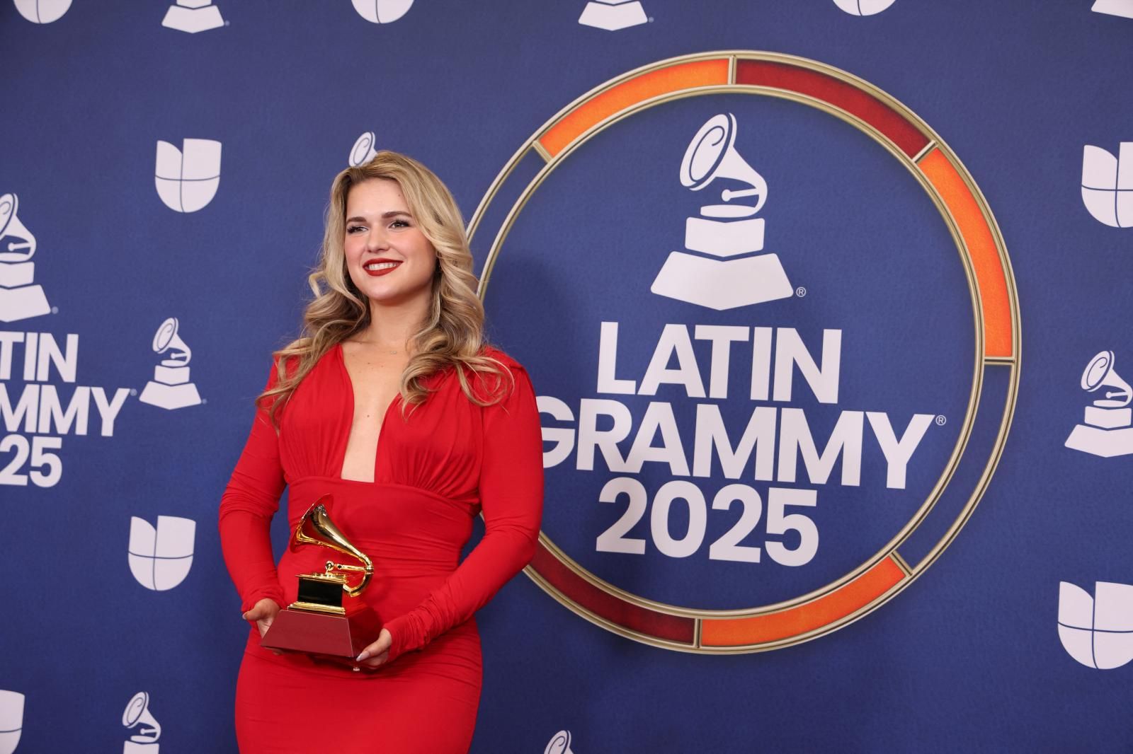 La ingeniera de sonido Amanda Ibáñez se llevó ayer el premio Mejor Canción Pop por su trabajo en 'El Día del Amigo'