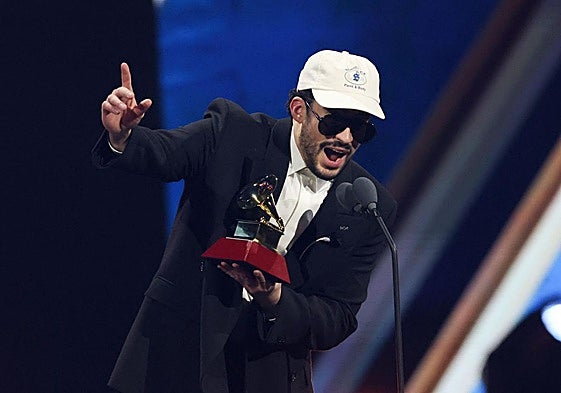 El cantante puertorriqueño Bad Bunny, al recibir el premio al álbum del año.