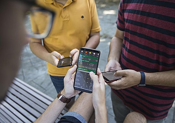 Personas consumen el juego online.