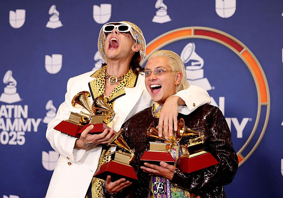 Imagen principal - Arriba, Ca7riel y Paco Amoroso con sus cinco galardones; debajo, Alejandro Sanz al recibir el premio a la grabación del año y Karol G al recibir el de canción del año.