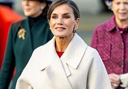 La colección de abrigos de la reina Letizia: los modelos low cost que no se quita y sus favoritos de Carolina Herrera