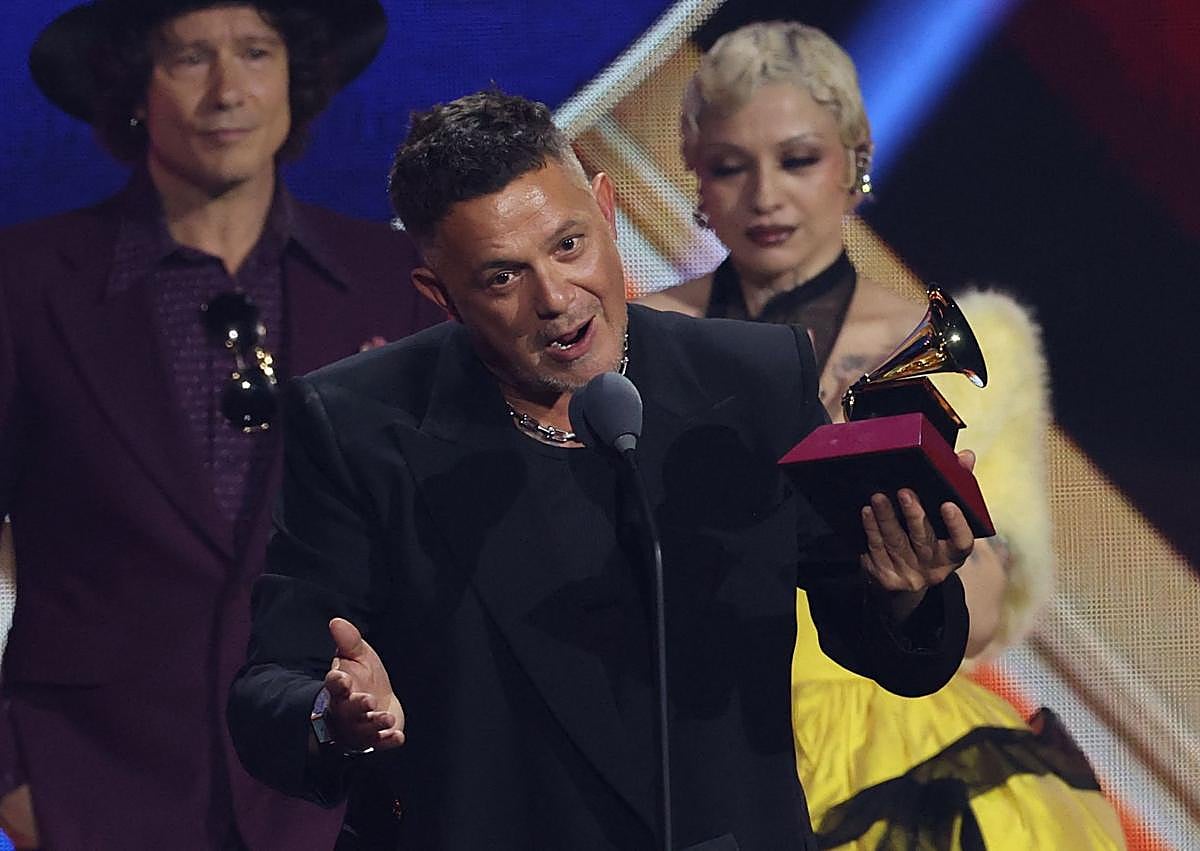 Imagen secundaria 1 - Arriba, Ca7riel y Paco Amoroso con sus cinco galardones; debajo, Alejandro Sanz al recibir el premio a la grabación del año y Karol G al recibir el de canción del año.