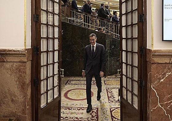 El presidente del Gobierno, Pedro Sánchez, a su salida de una sesión plenaria en el Congreso de los Diputados.