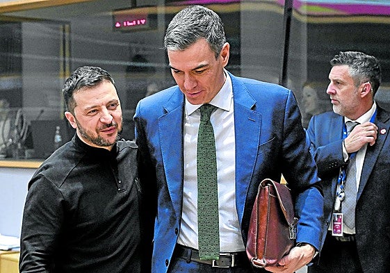 El presidente del Gobierno, Pedro Sánchez (d) y el presidente de Ucrania, Volodimir Zelenski.