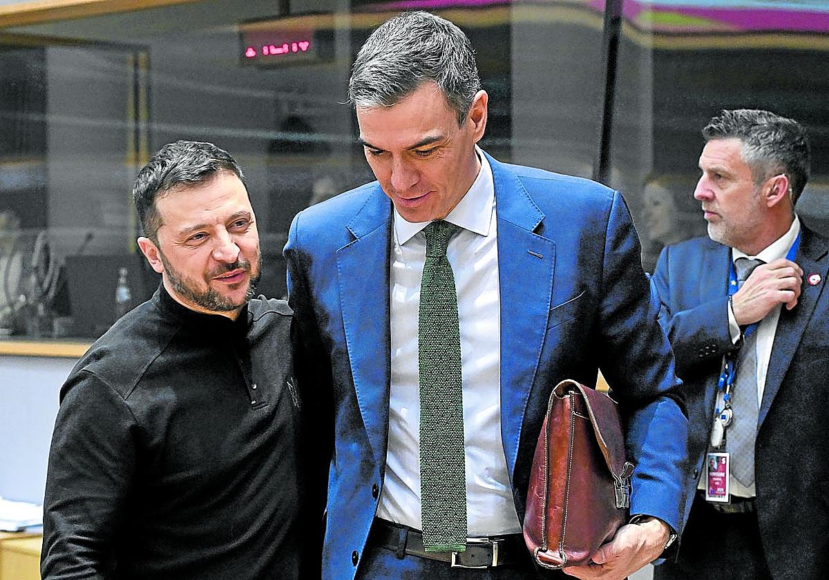 El presidente del Gobierno, Pedro Sánchez (d) y el presidente de Ucrania, Volodimir Zelenski.