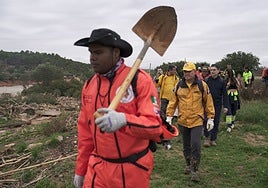 Voluntarios buscan el cuerpo de una víctima de la dana de Valencia, en octubre de 2024.