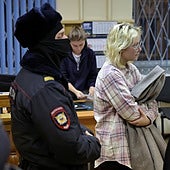 Diana Loginova, rodeada de policías rusos.