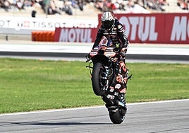 Marco Bezzecchi celebra la pole de MotoGP