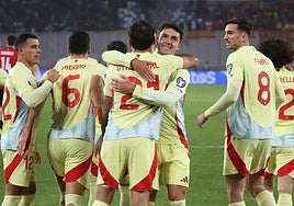 Zubimendi abraza a Oyarzabal tras anotar el segundo gol de España ante Georgia