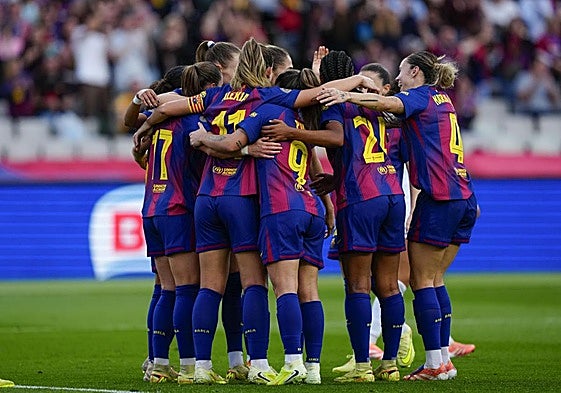 Las jugadoras del Barcelona celebran el segundo tanto de Ewa Pajor.