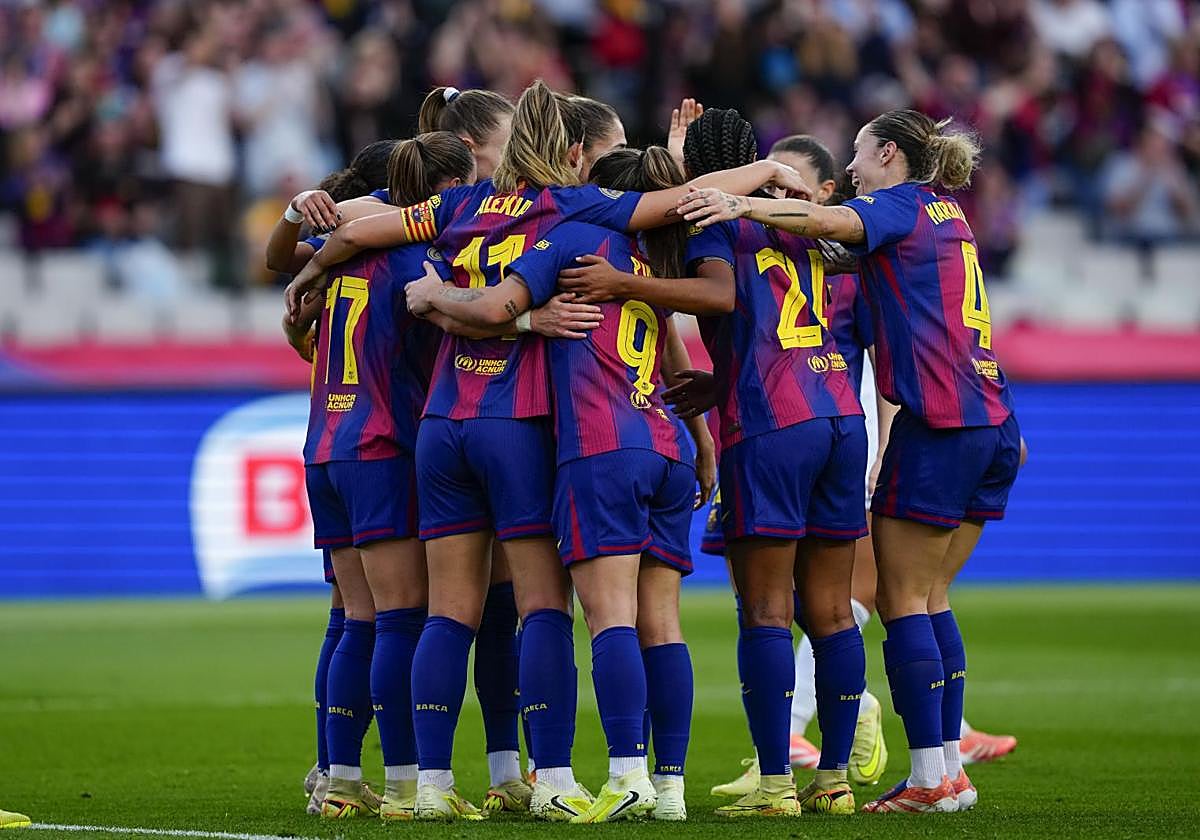 Las jugadoras del Barcelona celebran el segundo tanto de Ewa Pajor.
