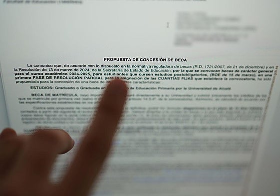 Un estudiante lee la concesión de una beca otorgada por Educación.