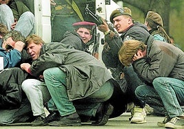 Civiles y militares envueltos en una guerra en Sarajevo.