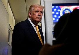 Donald Trump se dirige a la prensa este viernes a bordo del avión 'Air Force One'.