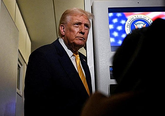 Donald Trump se dirige a la prensa este viernes a bordo del avión 'Air Force One'.