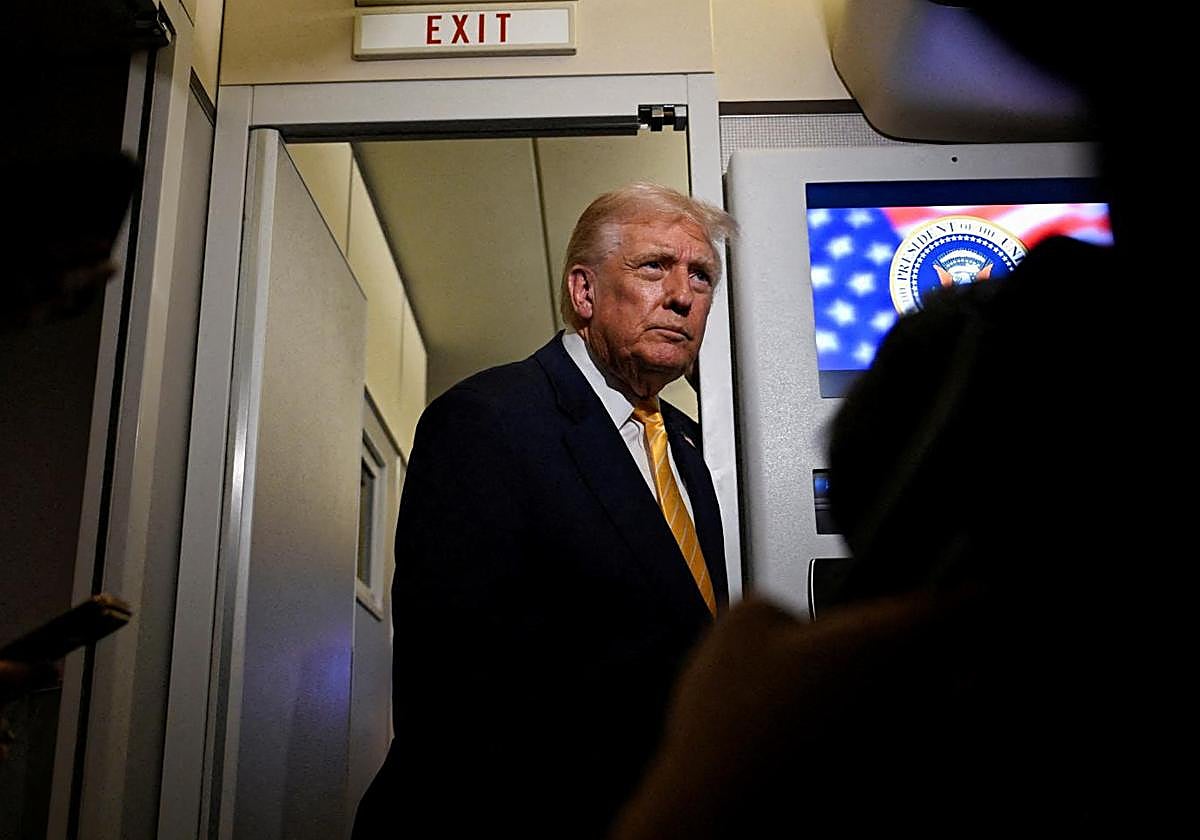 Donald Trump se dirige a la prensa este viernes a bordo del avión 'Air Force One'.