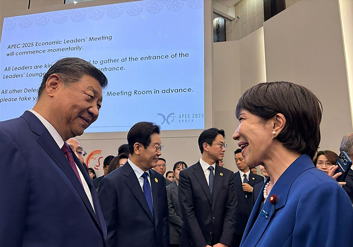 Xi Jinping y Sanae Takaichi se saludan en un foro celebrado en cotubre en Corea del Sur.