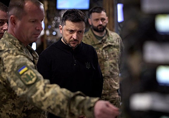 Zelenski, con varios militares ucranianos.