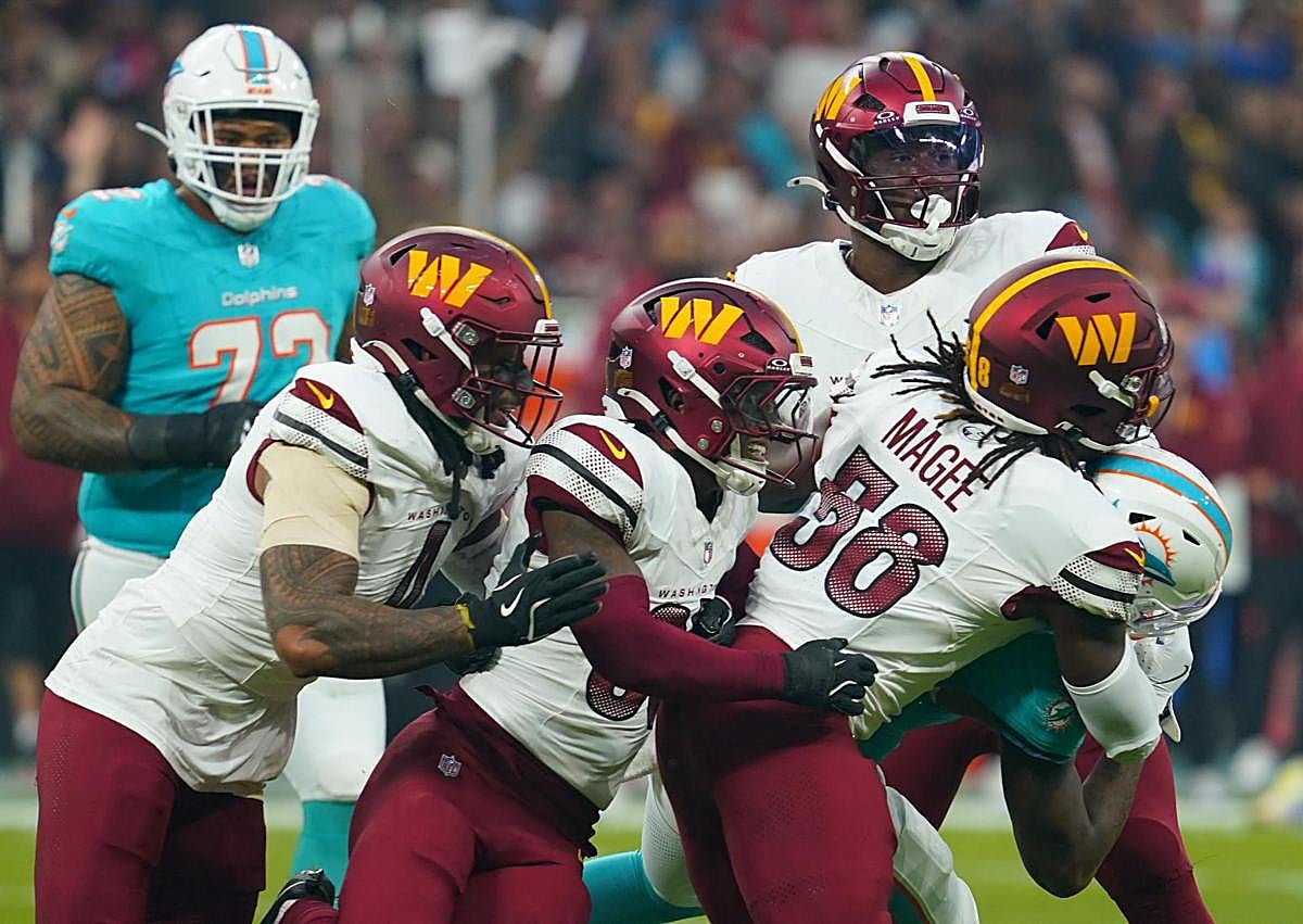 Imagen secundaria 1 - Las cheerleaders de los Dolphins; un momento del partido; y Bizarrap y Daddy Yankee, durante su actuación en el descanso.