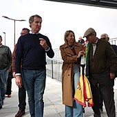 Alberto Núñez y Feijóo y la candidata del PP, María Guardiola, pasean este domingo por el pueblo pacense de Lobón.