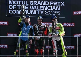 Raúl Fernández, Marco Bezzecchi y Fabio Di Giannantonio, en el podio de Cheste.