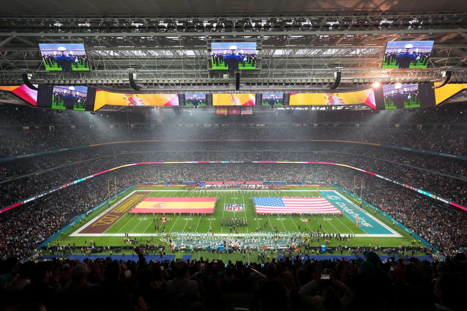 Impresionante imagen del Santiago Bernabéu en la previa del partido entre los Miami Dolphins y los Washington Commanders.