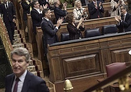 El Gobierno aplaude una votación en el Congreso.