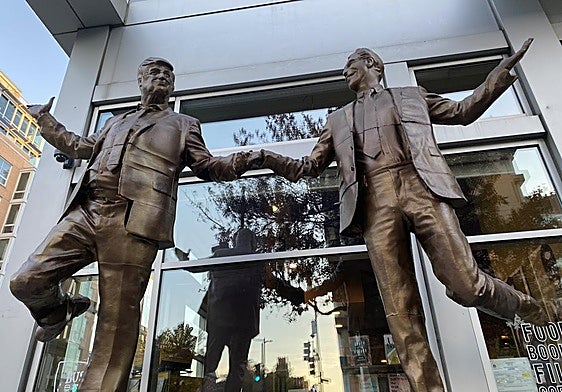 Trump y Epstein en una escultura en Washington.