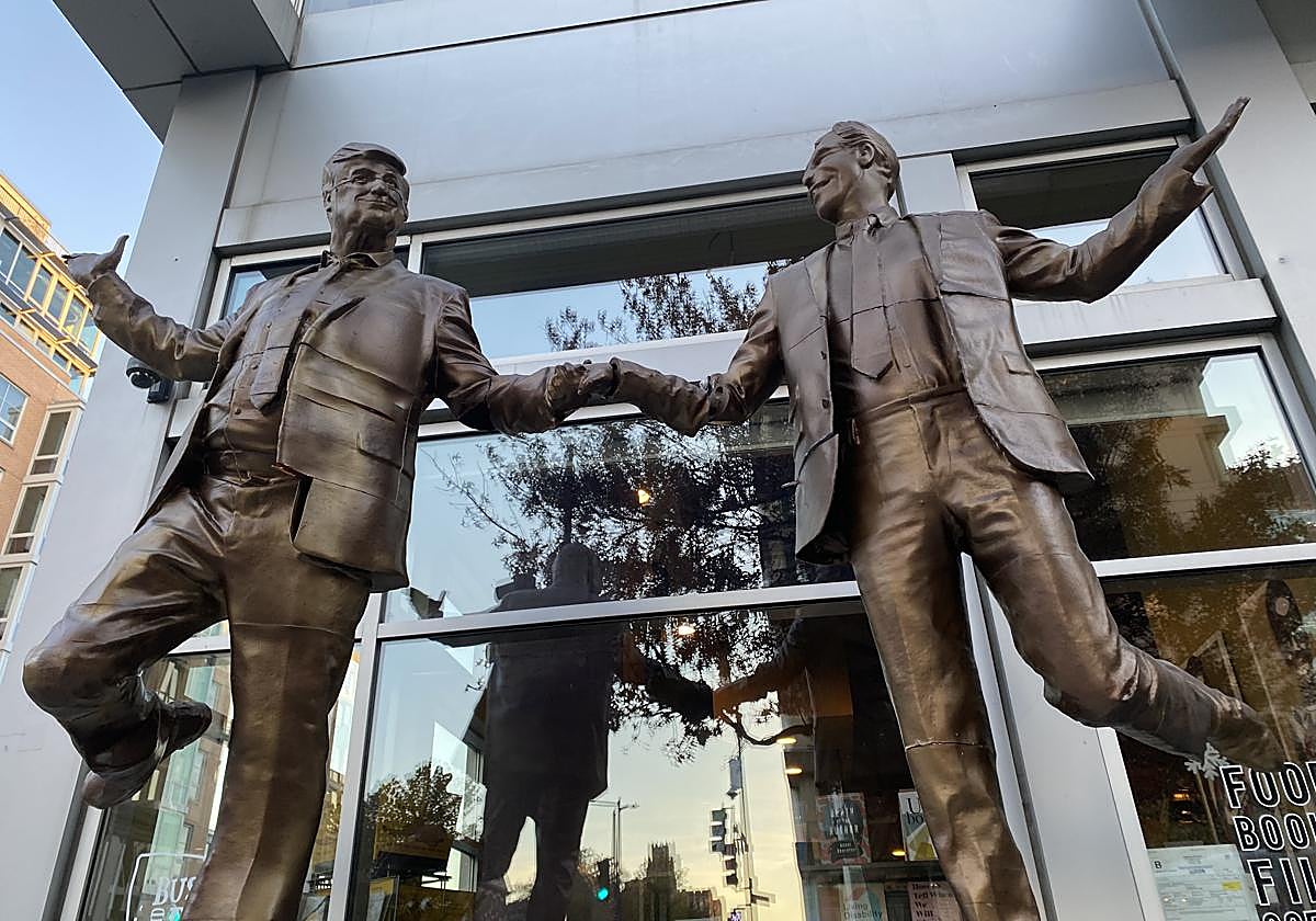 Trump y Epstein en una escultura en Washington.