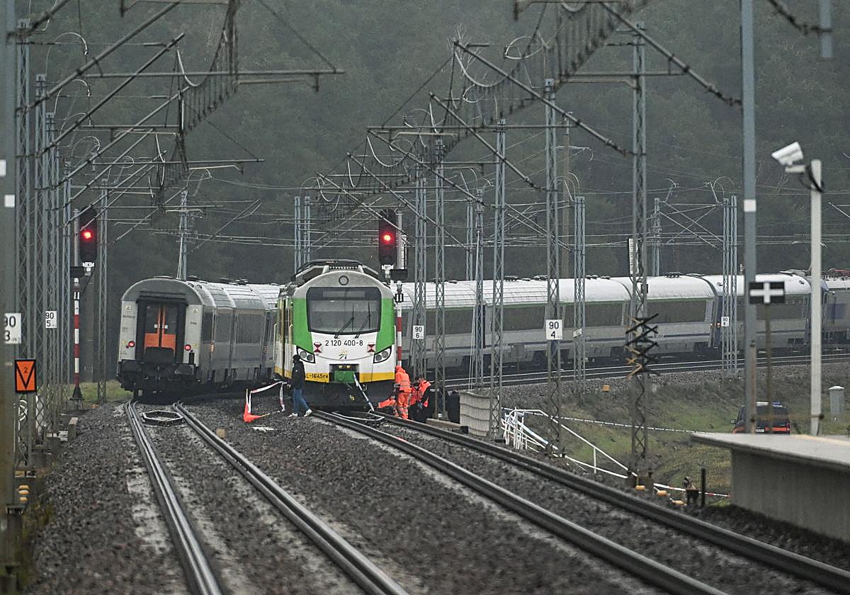 Imagen de la vía afectada por la explosión.
