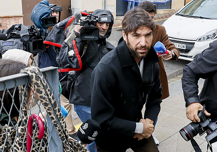 Bullfighter Cayetano Rivera arrives on Monday at the Court of Instruction number 4 in Alcalá de Guadaíra