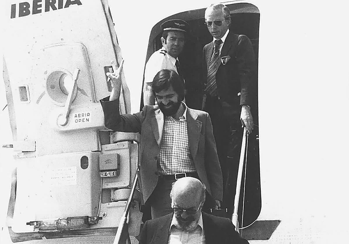 Marcos Vizcaya desciende del avión en el aeropuerto de Sondika tras rematar la negociación del Estatuto de Gernika en Madrid en 1979.