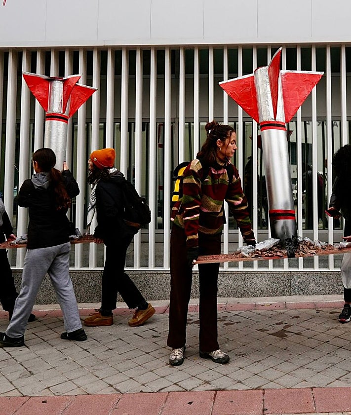 Imagen secundaria 2 - Una protesta de amor y furia contra el gasto en Defensa y por el clima