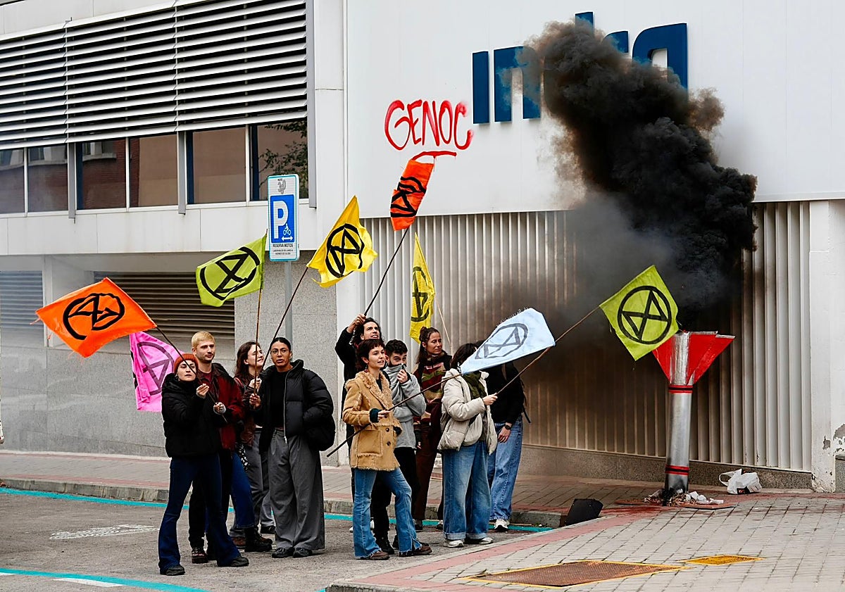 Imagen principal - Una protesta de amor y furia contra el gasto en Defensa y por el clima