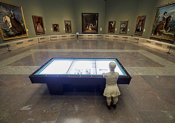 'Sara con mesa de billar', Instalación de Juan Muñoz en la sala de 'Las meninas' del Prado.