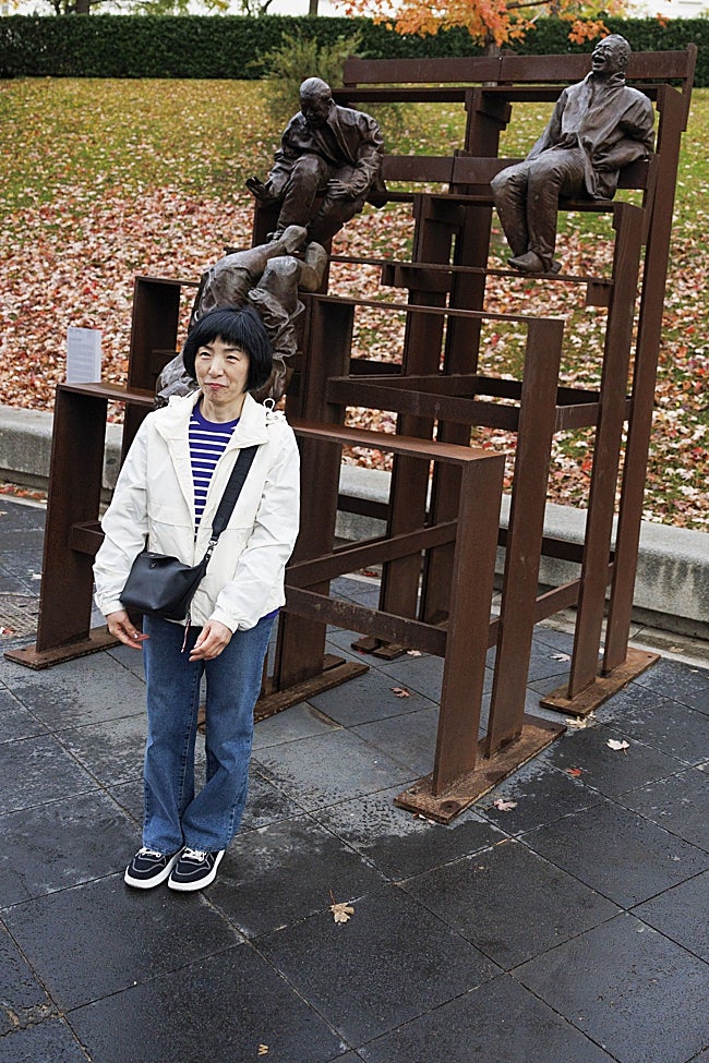 Una visitante del Prado posa ante una parte de la instalación 'Trece riéndose unos de otros'.