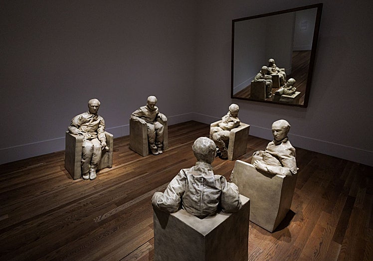 'Cinco figuras sentadas', instalación que evoca a 'Las meninas' a través del espejo.