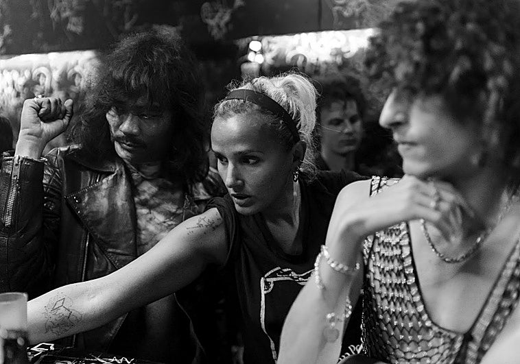 La directora Julia Ducournau da unas indicaciones al elenco durante el rodaje de 'Alpha'.