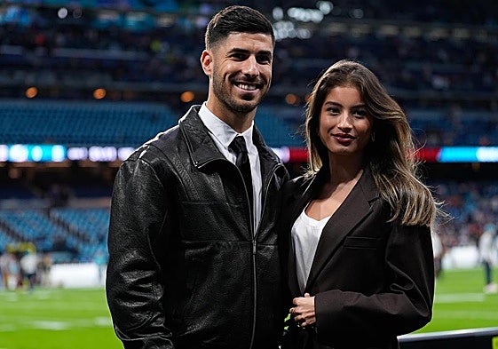 Marco Asensio y Lavinia Leon, en el partido de la NFL del Bernabéu