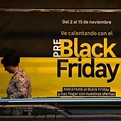 Una mujer pasa frente a una publicidad de los días previos al BlackFriday en Bilbao.