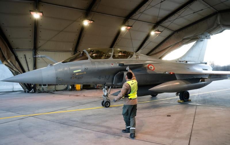 Un caza Rafale perteneciente al ejército francés se prepara para despagr durante un simulacro.