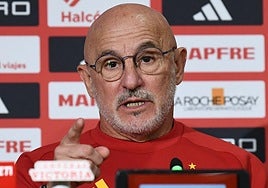 Luis de la Fuente, durante la rueda de prensa en Sevilla.