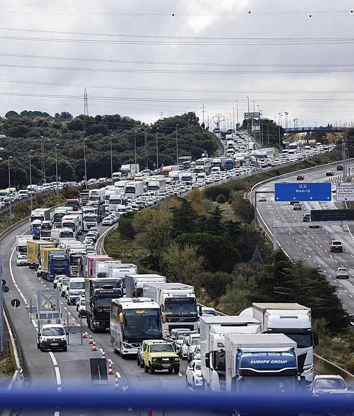 Imagen secundaria 2 - Heridas 34 personas en un accidente múltiple en la A-6 en Madrid con un autobús implicado