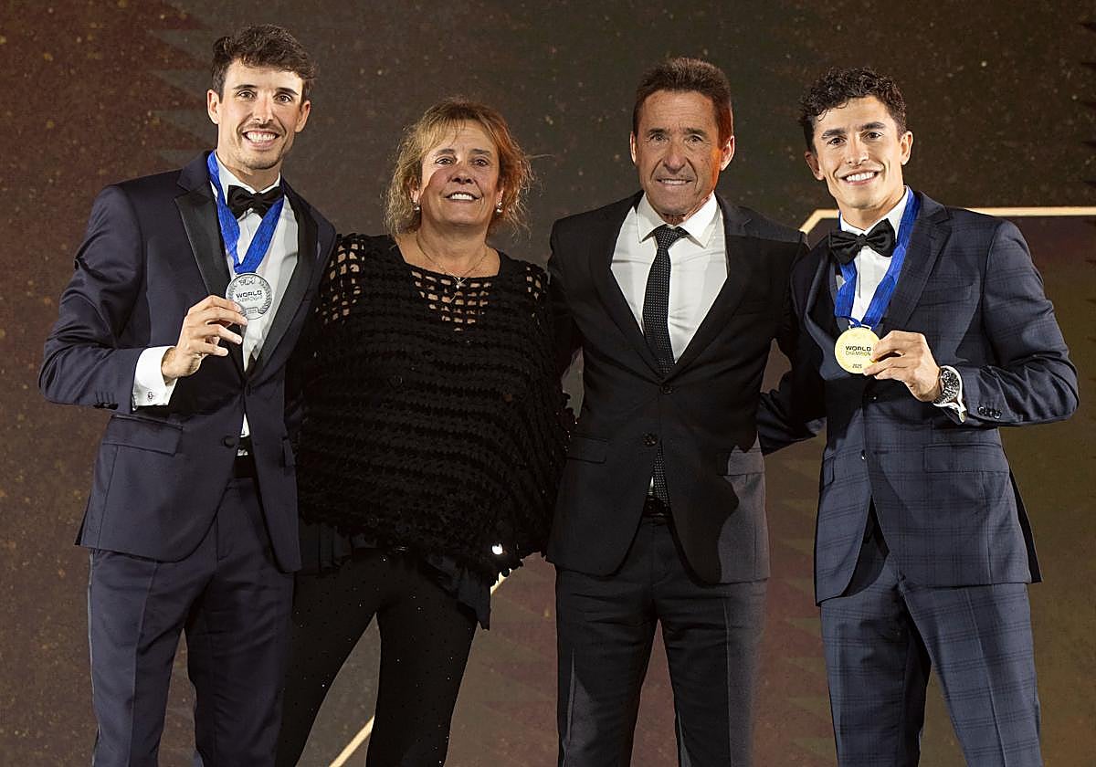 Marc (d) y Álex Márquez (i), junto a sus padres.
