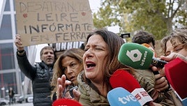 Leire Díez (c), exmilitante del PSOE, a las puertas de los Juzgados de Plaza de Castilla.