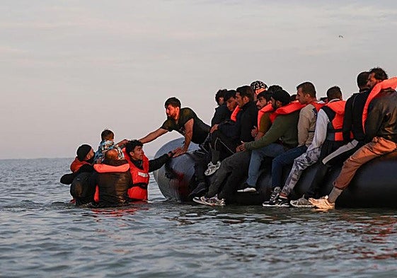 Migrantes intentan llegar a las costas del Reino Unido a través del Canal de la Mancha.