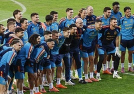 Los jugadores de la selección española posan en Sevilla junto a Jesús Navas, que acudió a saludarles.