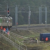 Los servicios de seguridad junto al tren que tuvo que detenerse el domingo.
